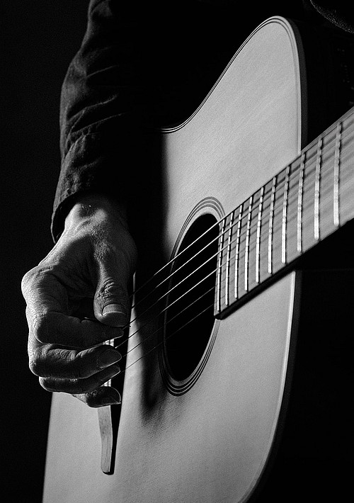 Michael Strasser Detail mit Gitarre